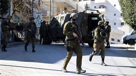 İsrail güçleri Batı Şeria'da 35 Filistinliyi gözaltına aldı - Son Dakika Haberleri